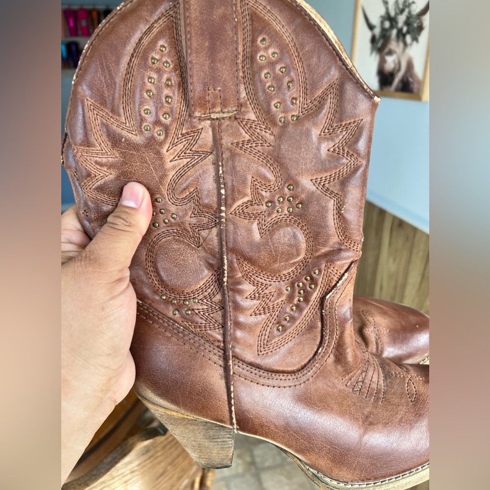 Very Volatile Boots - Picture 5 of 10